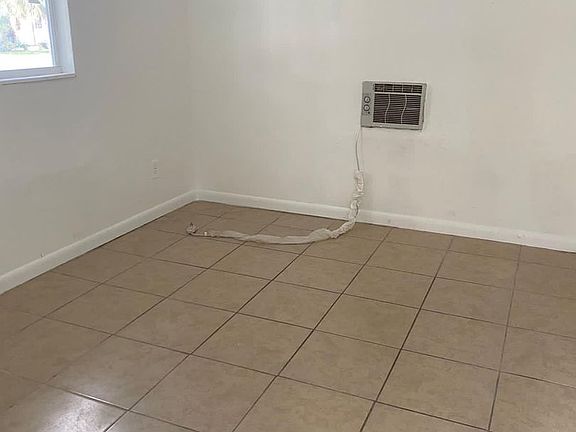 4th image of 2506 Avenue D #B