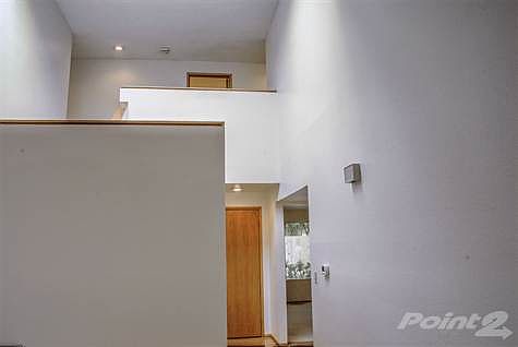 2nd floor staircase from foyer