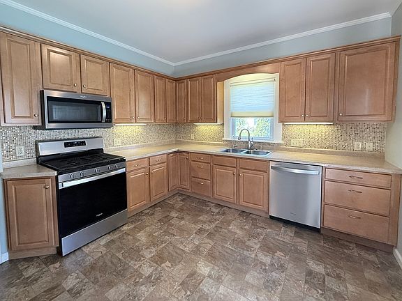 4th image of 301 W 2nd St