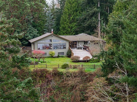 3rd image of 631 Sanderson Rd