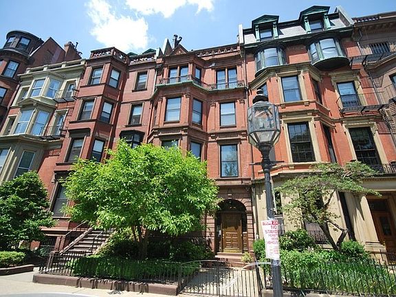 Exterior 179 Comm Ave