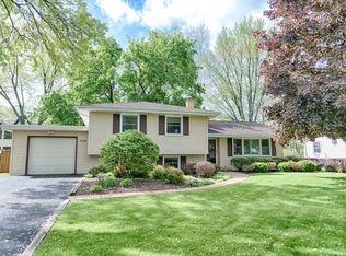 330 Robin Hill Dr, Naperville, IL