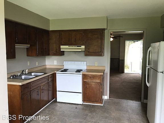 3rd image of 2520 E Court St #8