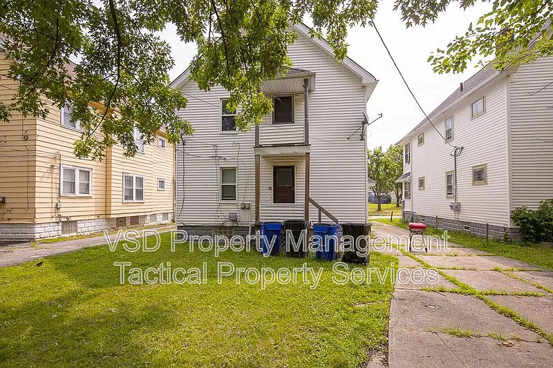 2 bed, 1.0 bath, 816 sqft, $795 — Photo 2