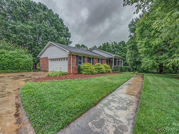 3rd image of 3021 Longwood Dr