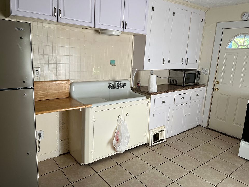 1st image of 200 W Henry St APT 2
