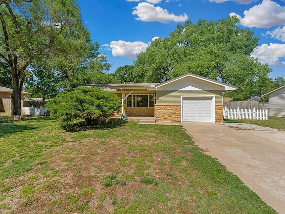 3rd image of 615 N Redbarn Ln