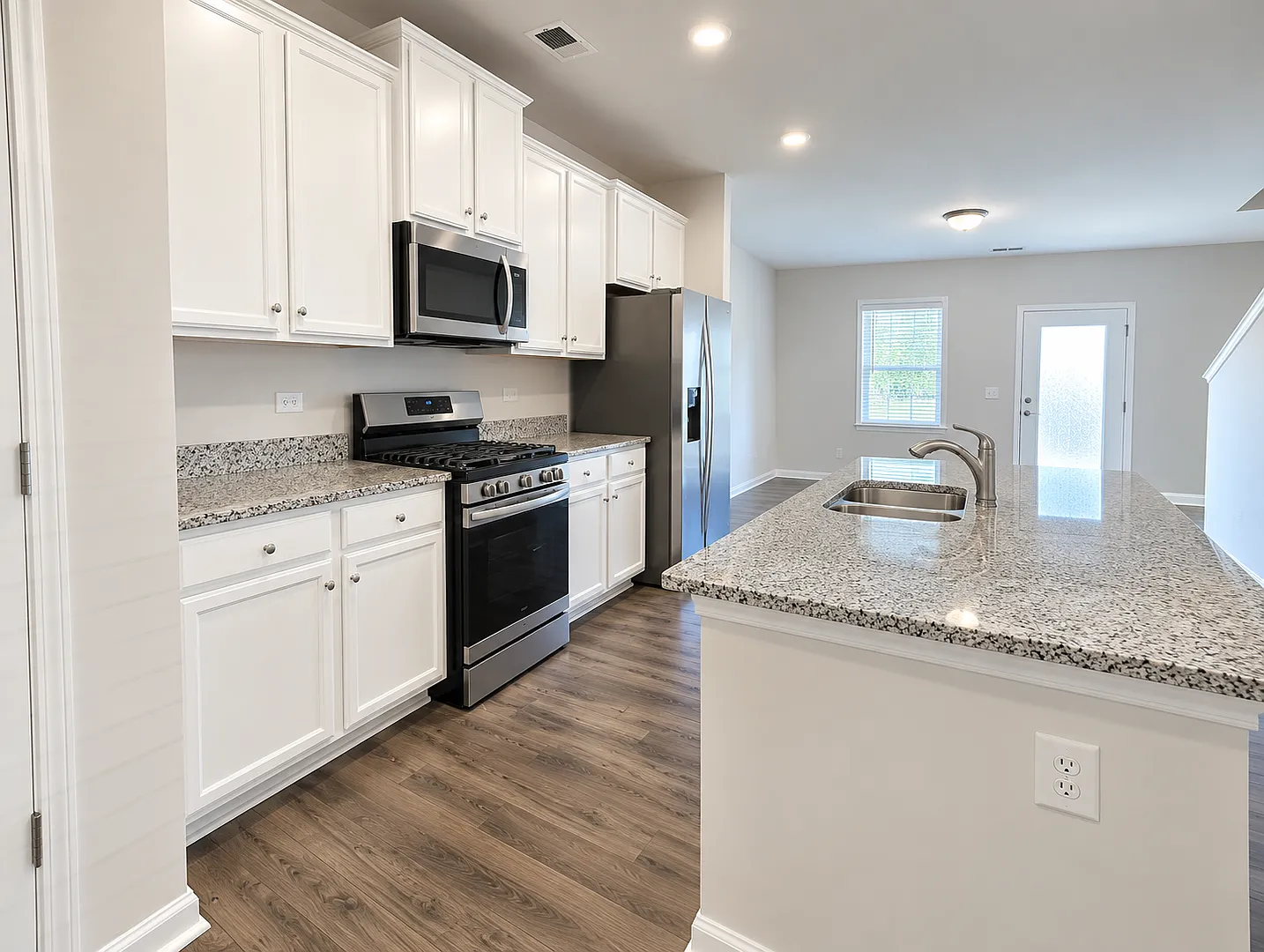 Spacious Townhome with Modern Finishes — Photo 2