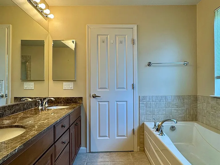 8 Green Ct — Photo 27