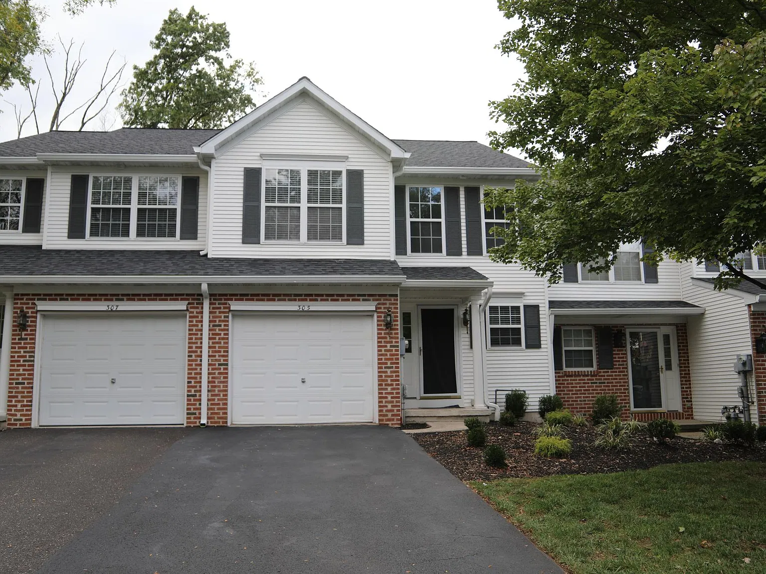 3 bed, 2.5 bath, 2096 sqft, $2,950 — Photo 1