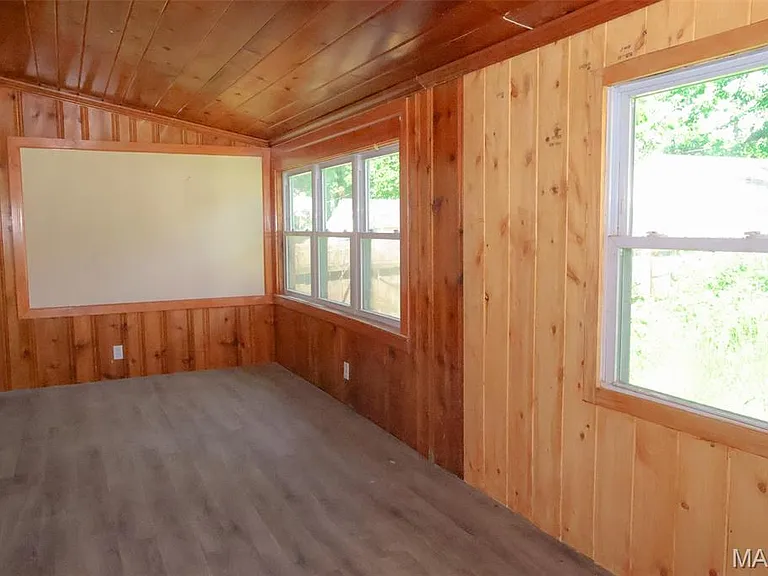 1067 Melvin Ave — Photo 12