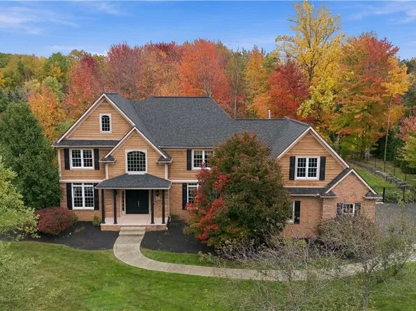 60 Grand View Trl, Orchard Park, NY 14127