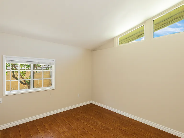 526 N Emerald Dr — Photo 22