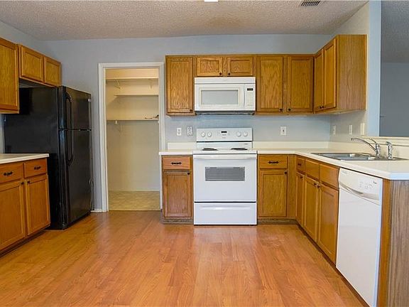 3rd image of 3009 Cedar Crest Dr