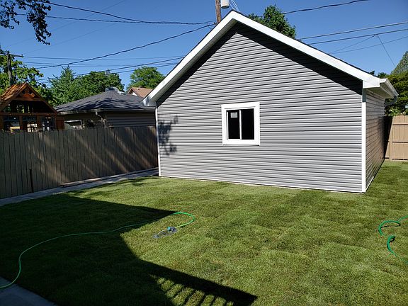 3rd image of 810 S Lyman Ave