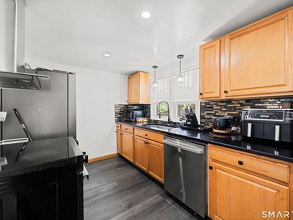 4th image of 49 Maple Avenue