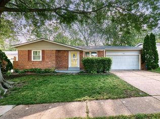 708 Whitewillow Ln, Ballwin, MO 63021