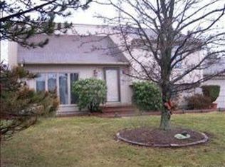 73 Oak Forest Dr, Middletown, RI 02842