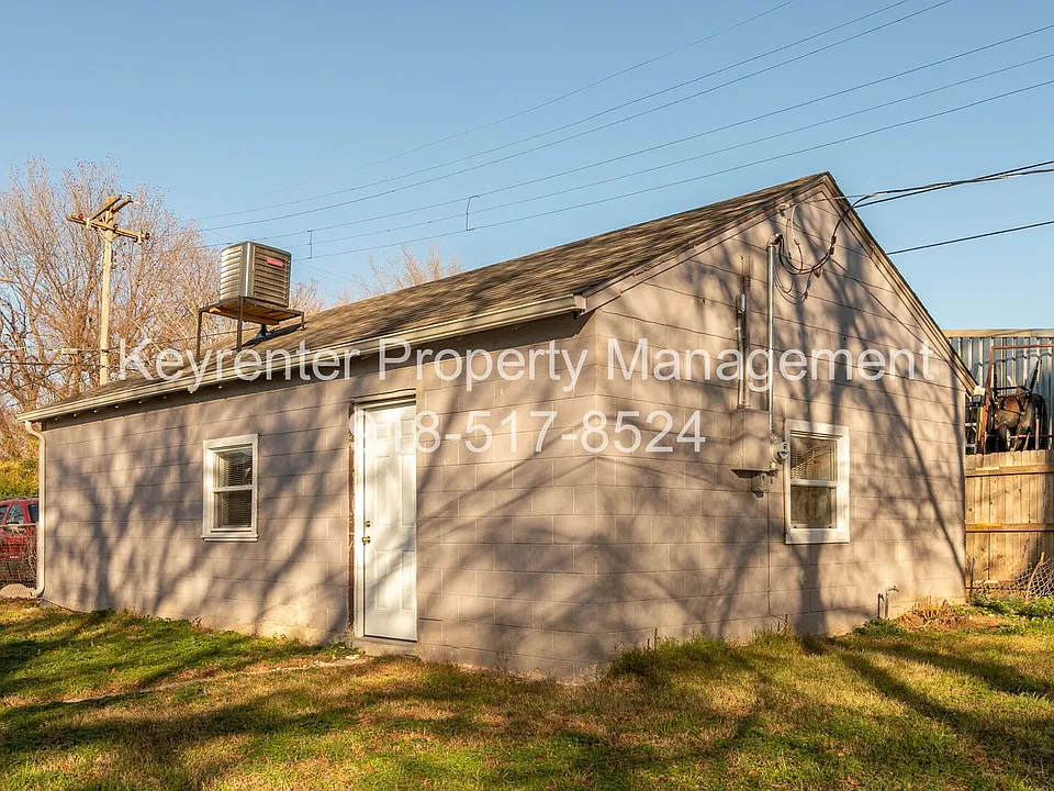N Lewis Pl Triplex