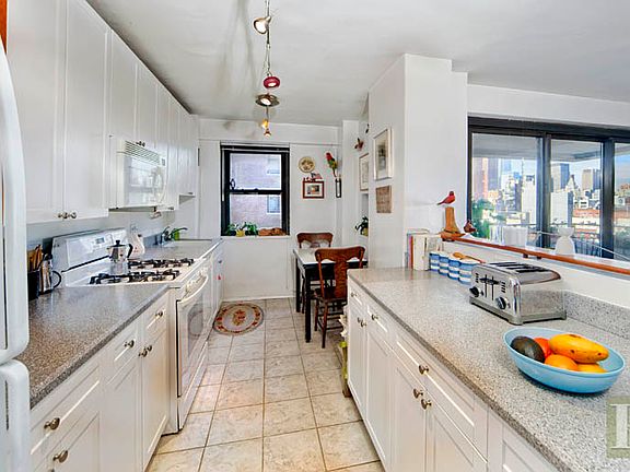3rd image of 387 Grand St APT K1006