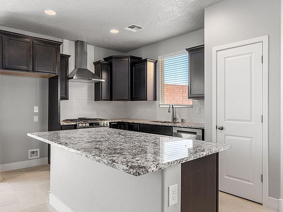 4th image of 3652 Queen Ct NE