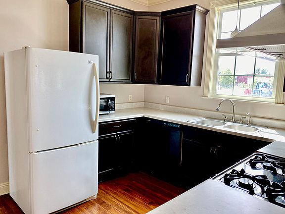 kitchen appliances include dishwasher and microwave