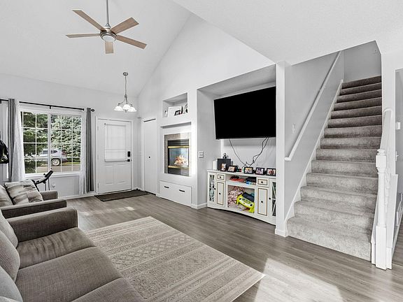 3rd image of 895 Ferdinand Dr