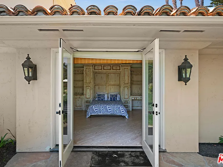 7160 Dume Dr — Photo 25