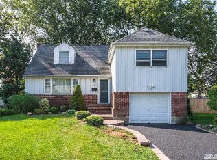 20 Parkview Cir, Bethpage, NY 11714