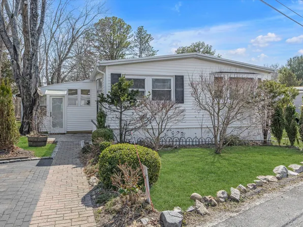 74 Maple St, East Quogue, NY 11942