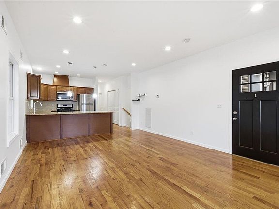 4th image of 28 Davis St #2