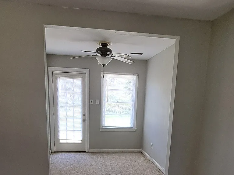 909 Mockingbird Ln — Photo 3