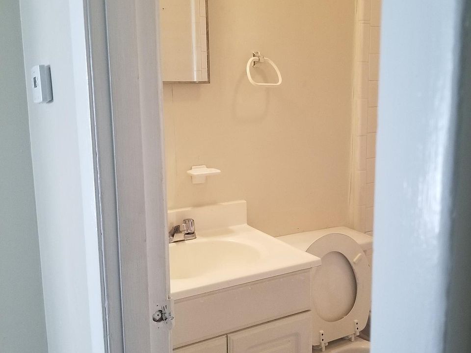 Spacious Bathroom 