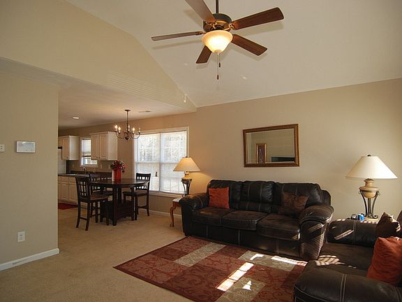 5th image of 90 Winterberry Ln