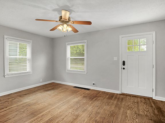 4th image of 4943 Indianola Ave