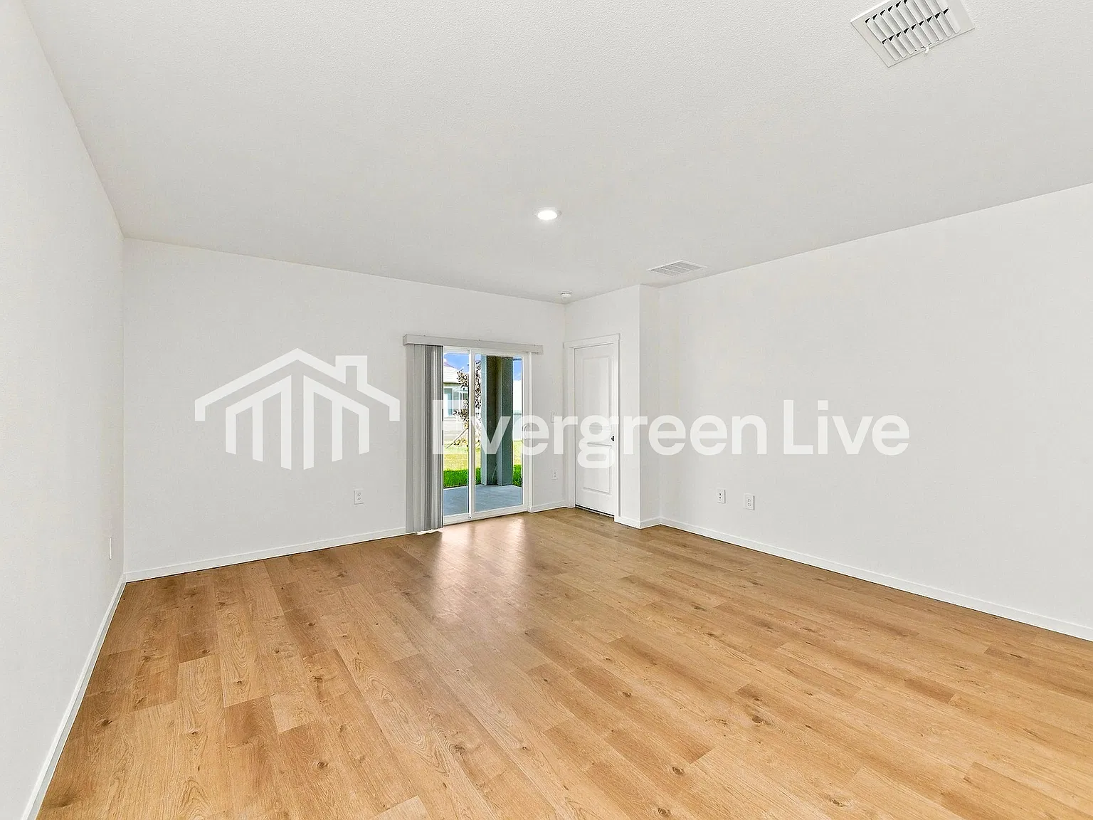 5 bed, 2.5 bath, 2389 sqft, $2,560 — Photo 3
