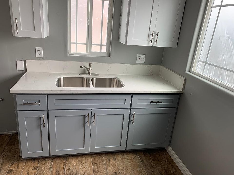 2nd image of 1994 W Jefferson Blvd #2