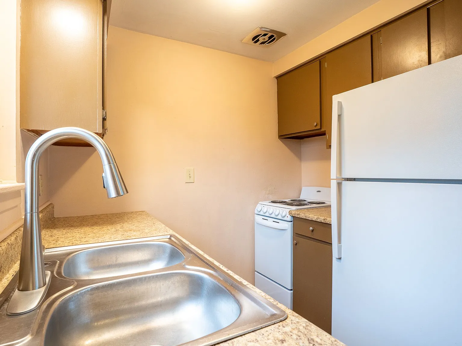 2 bed, 1.0 bath, 650 sqft, $900 — Photo 2