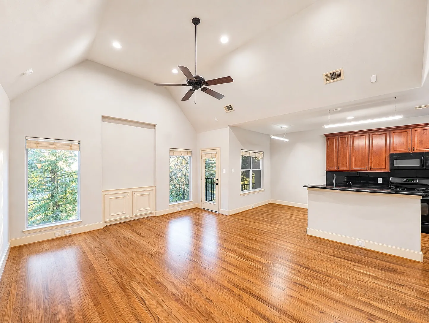 3 bed, 1511 sqft, $2,345 — Photo 4