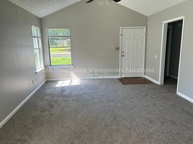 132 Tuscany Ln — Photo 2