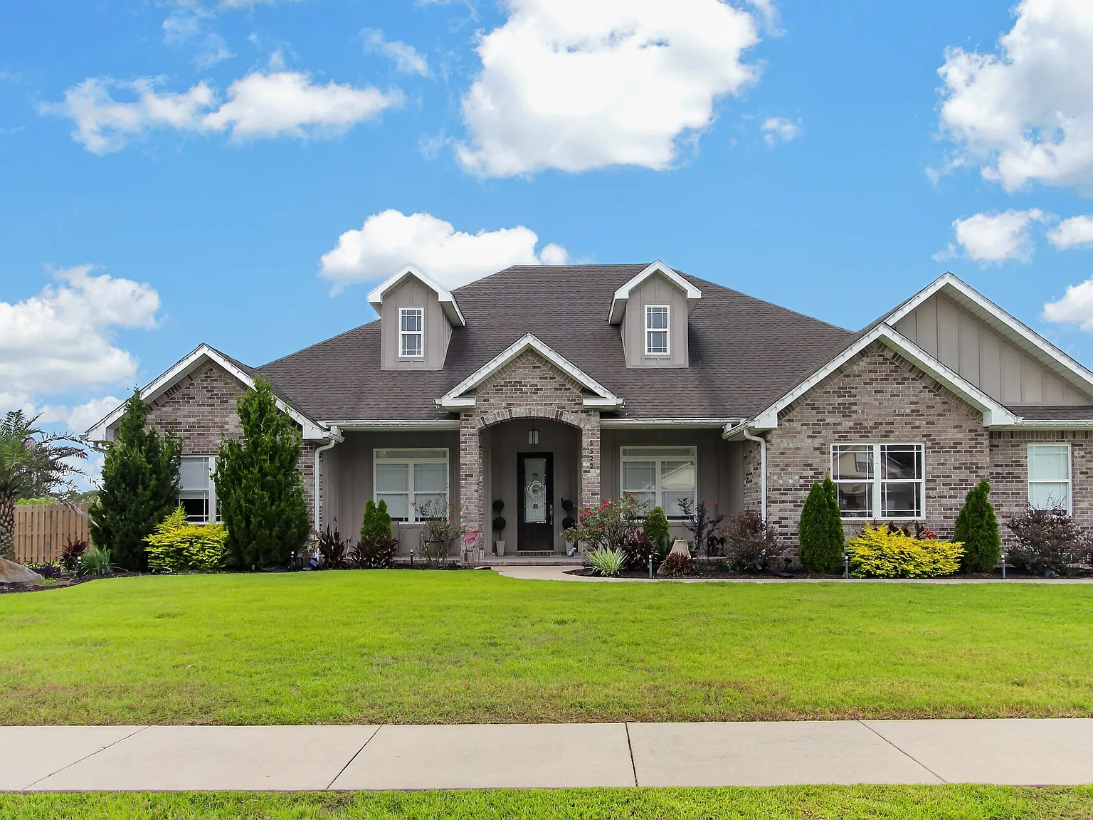 5 bed, 3.5 bath, 3871 sqft, $4,000 — Photo 1