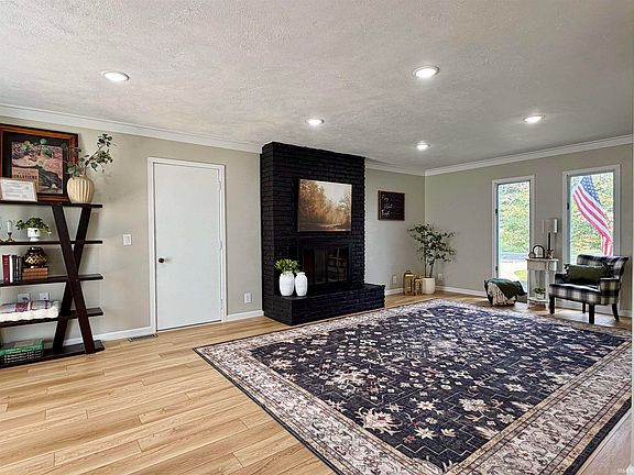 3rd image of 1415 W Forest Ln