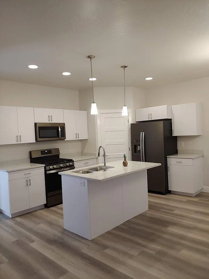 3 bed, 2.5 bath, 1604 sqft, $1,990 — Photo 2