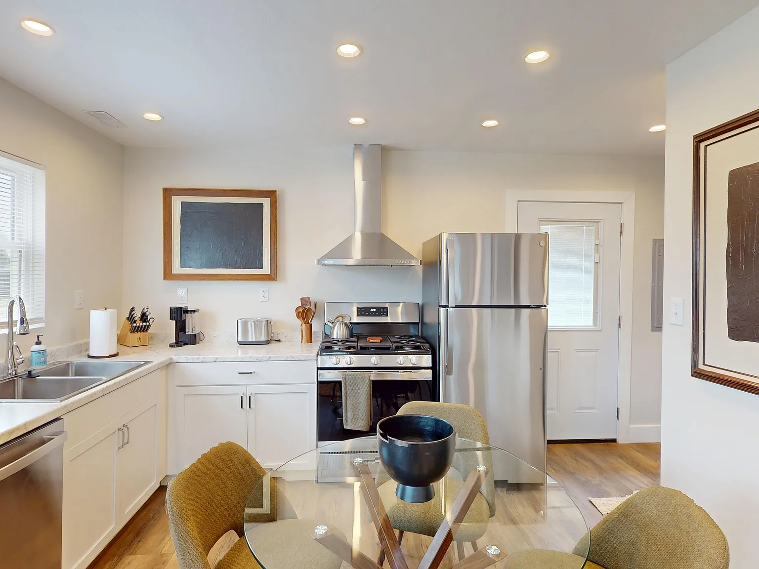 2 bed, 1000 sqft, $2,150 — Photo 4