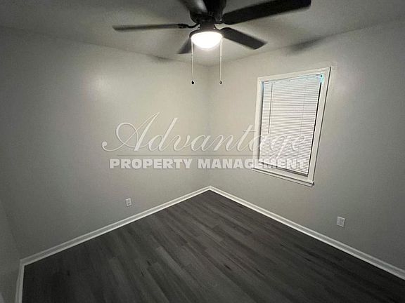 3rd image of 1586 Oakwood St
