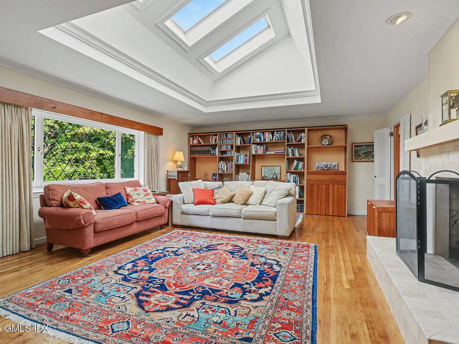 3 bed, 3.0 bath, 2424 sqft, $10,000 — Photo 2