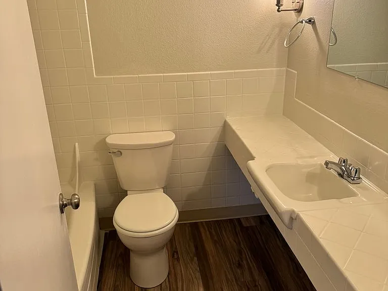 335 SW 4th St — Photo 8