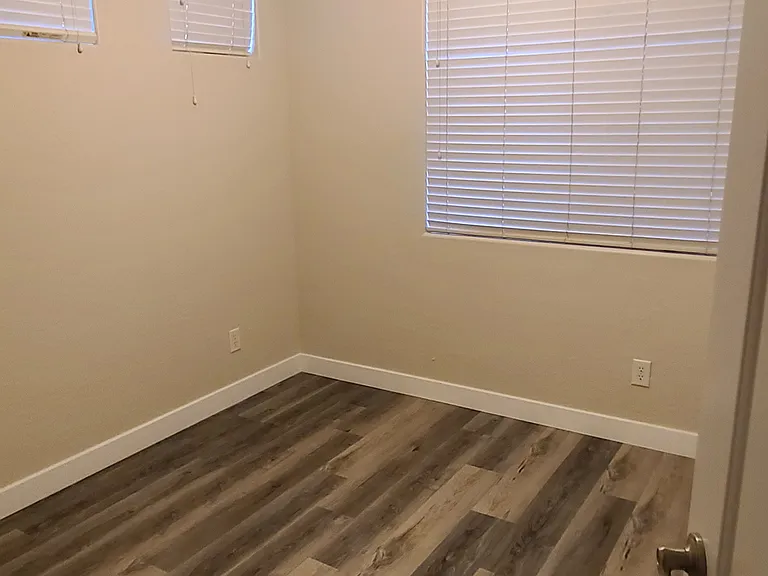 515 W Julie Dr — Photo 7