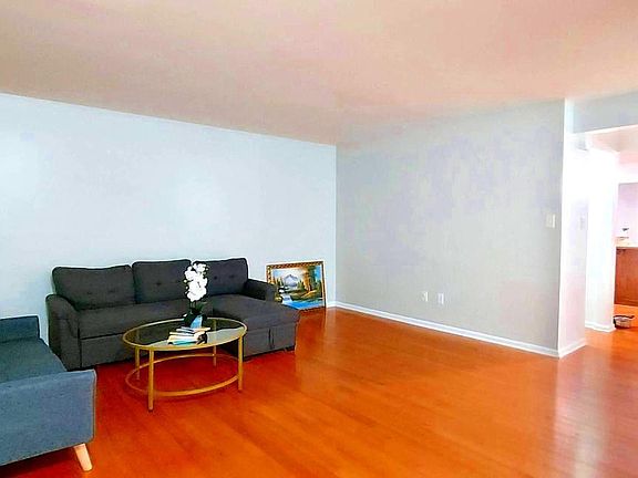 5th image of 104 Rolling Hill Ct