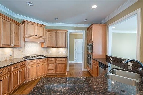 4th image of 1381 Round Hill Ln